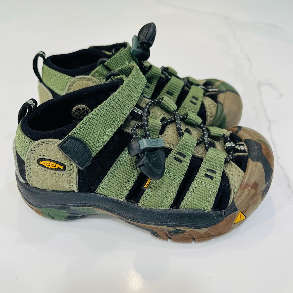 Camo Keen Sandals size 9 EUC